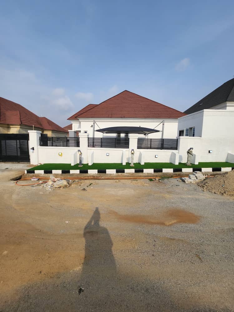 4 Bedroom Bungalow with 3 self-contained Bq units.